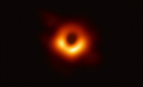 Учёные впервые в истории получили снимки чёрной дыры