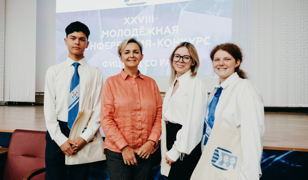 Марина Смольникова с учениками базовых школ РАН.jpg