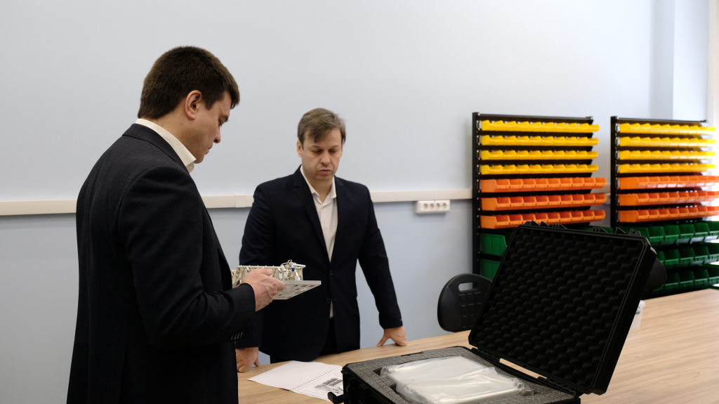 Михаил Котюков осматривает микрорезонатор.JPG