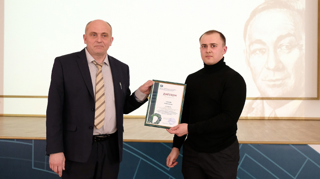 2_директор ИФ СО РАН Дмитрий Балаев награждает Александра Гамова.jpg