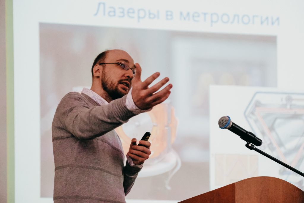 Перед школьниками базовой школы РАН выступает кандидат физико-математических наук Денис Иконников