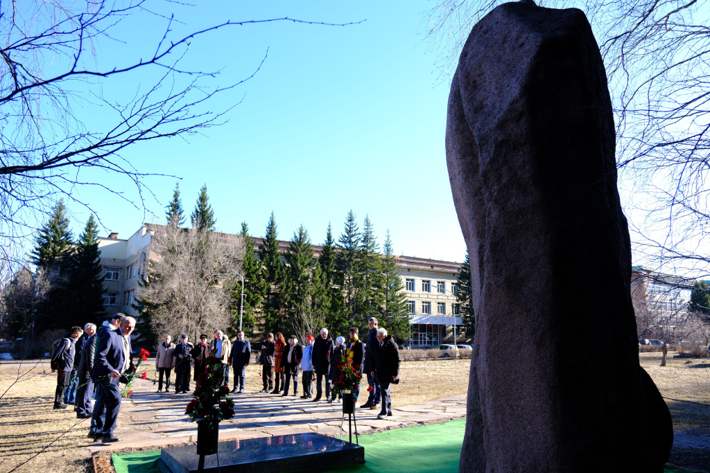 4_Традиционное возложение цветов на могиле Киренского.jpg