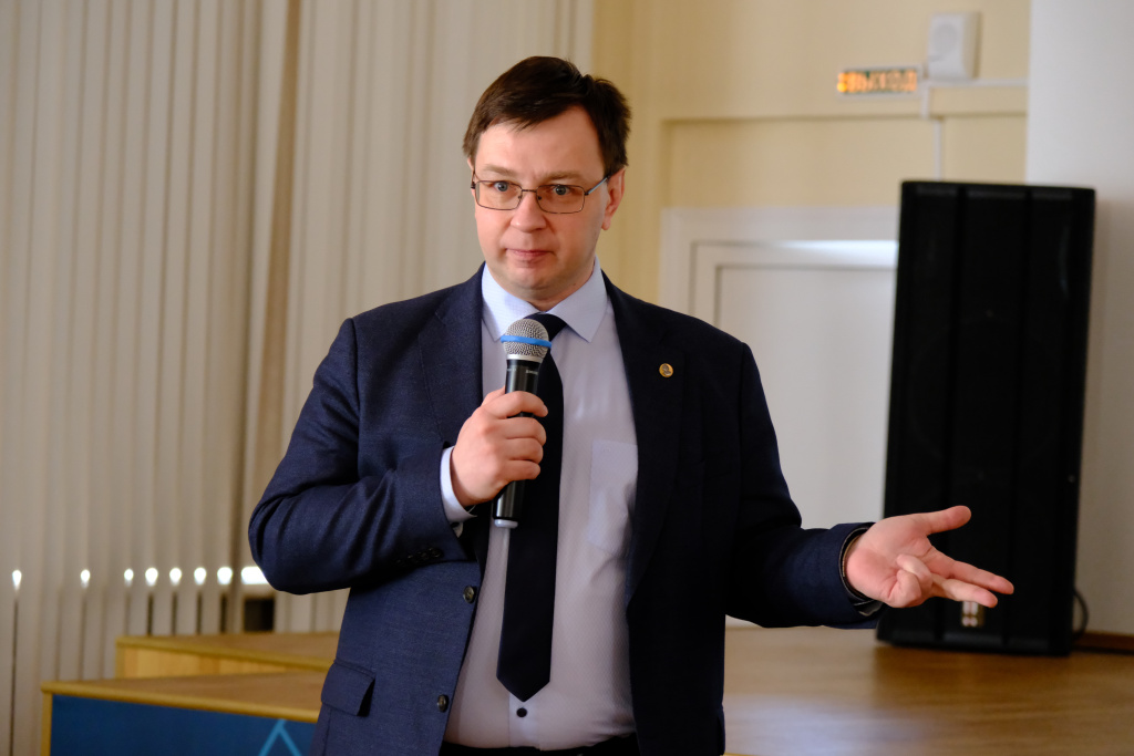 1_Максим Михайлович Коршунов член-корр РАН, организатор выездной сессии.JPG