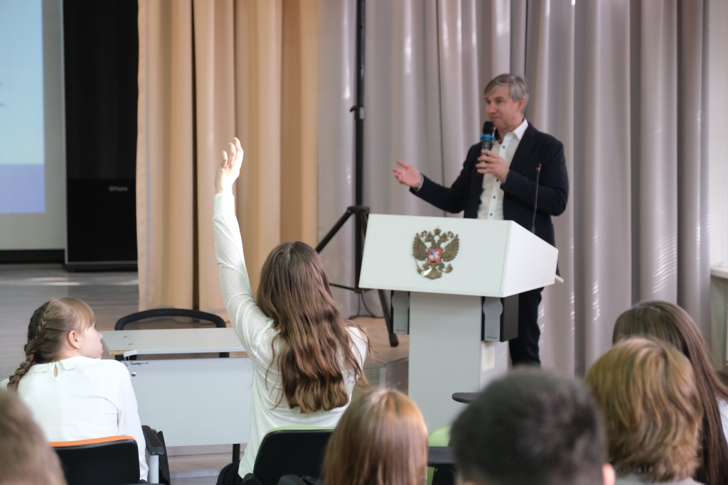 Задереев Егор. 13 гимназия, вопрос из зала.JPG