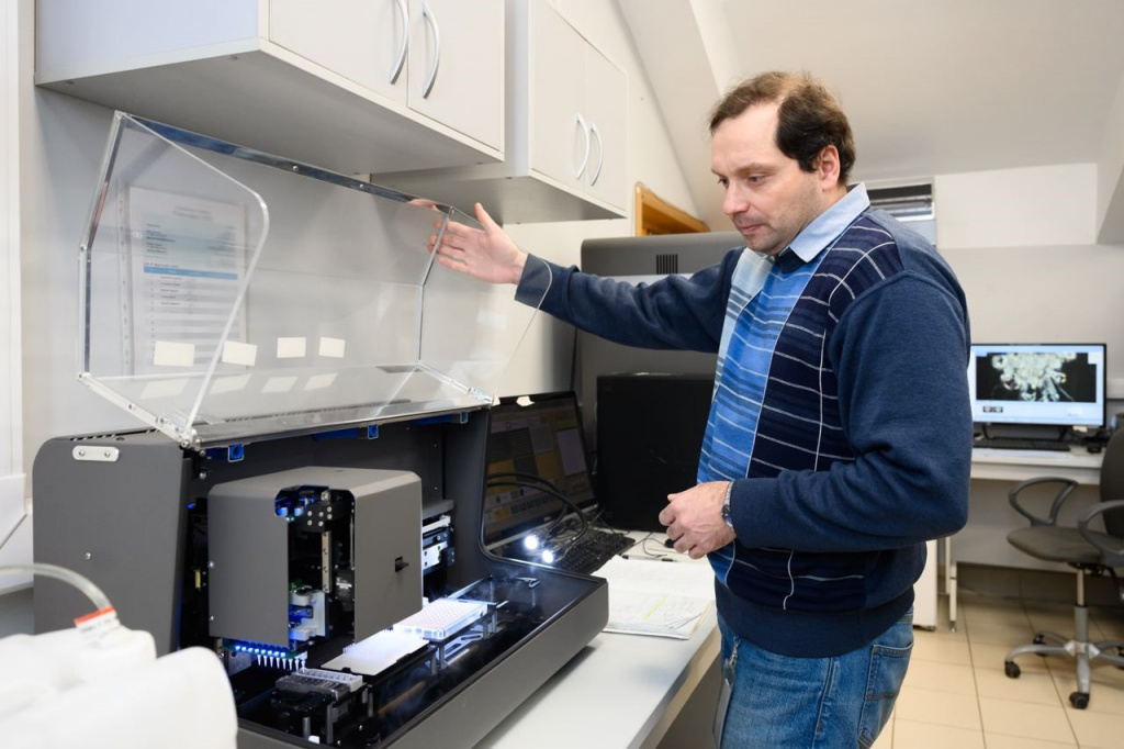 Старший научный сотрудник МФТИ Михаил Шевцов кристаллизует белки при помощи высокоэффективного робота. Фото МФТИ