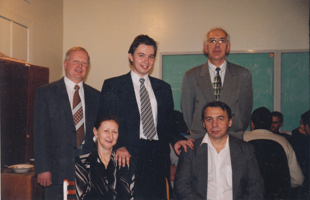 3_Максим Коршунов с родителями и научными руководителями.jpg