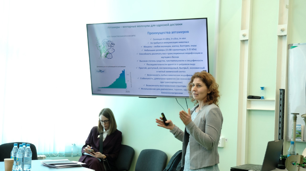Анна Кичкайло презентует разработки в области создания цифровых лекарств.jpg