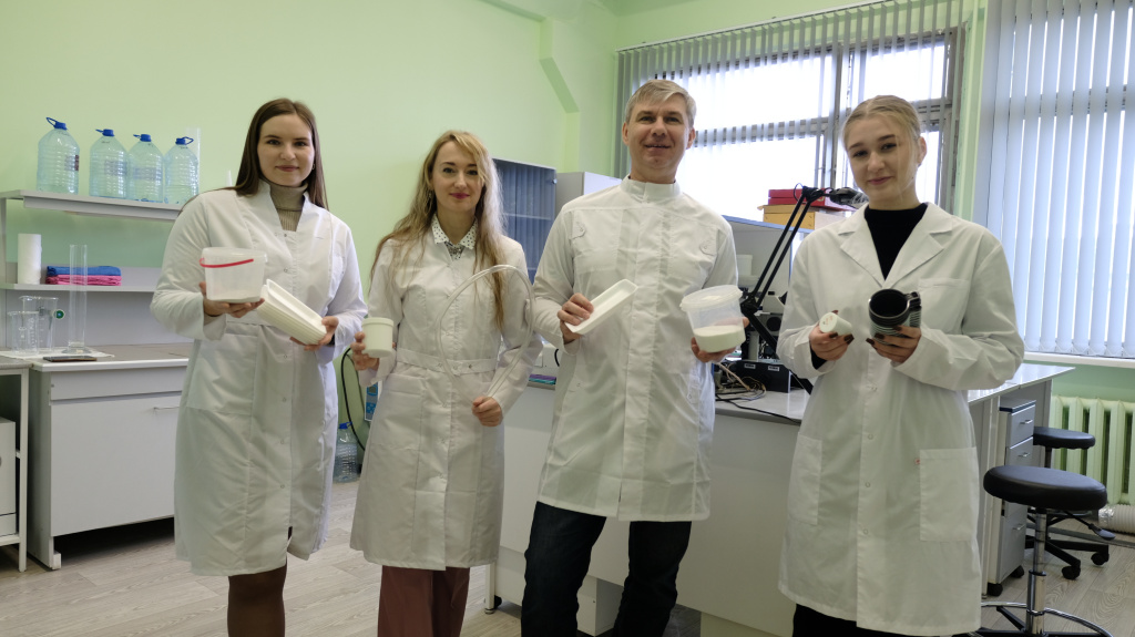 Коллектив исполнителей проекта с пластиком - макро и микро - в руках.JPG