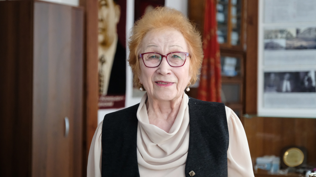 9_автор выставки Людмила Михайловна Хрусталева, библиотекарь Института физики им. Л.В. Киренского СО РАН.jpg