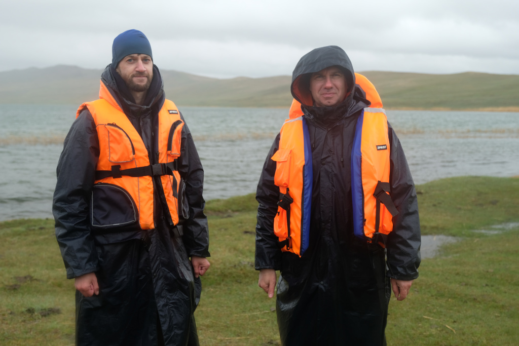 кандидаты биологических наук Егор Задереев и Антон Дроботов на отборе проб.JPG