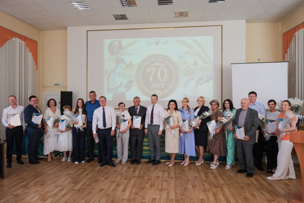 1_Общее фото сотрудников на награждении в честь 70 летия КрасНИИСХ.jpg