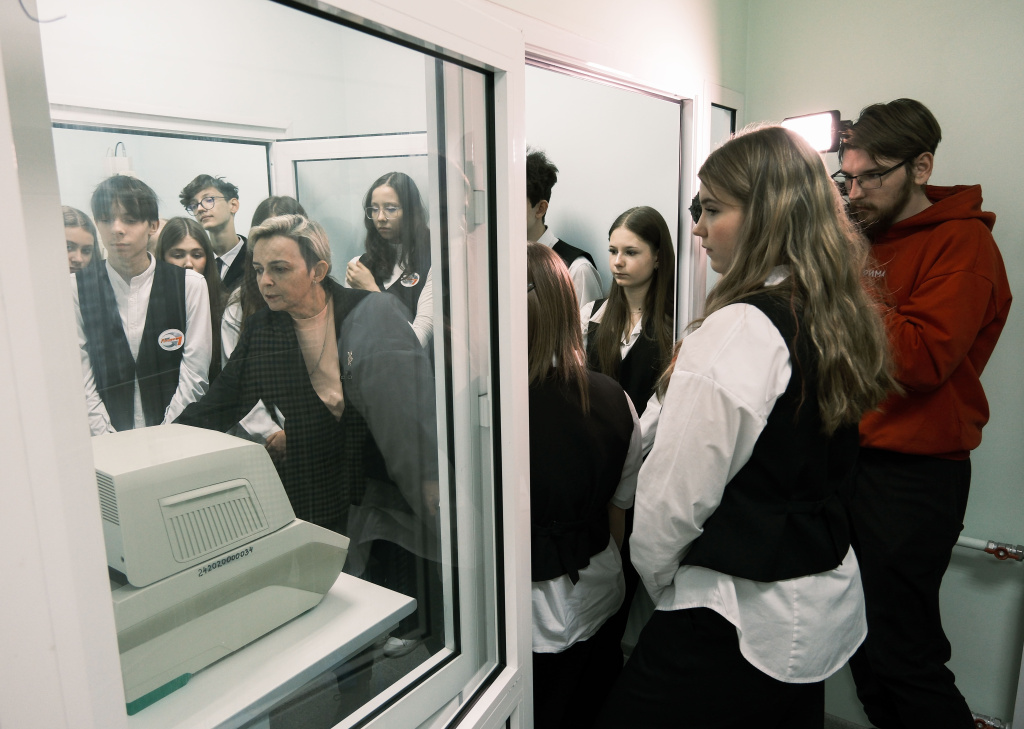 1_Школьники на экскурсии в генетической лаборатории.jpg