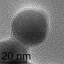 Идеально монокристаллическая частица, на которой видны атомные плоскости в аморфной угольной оболочке.